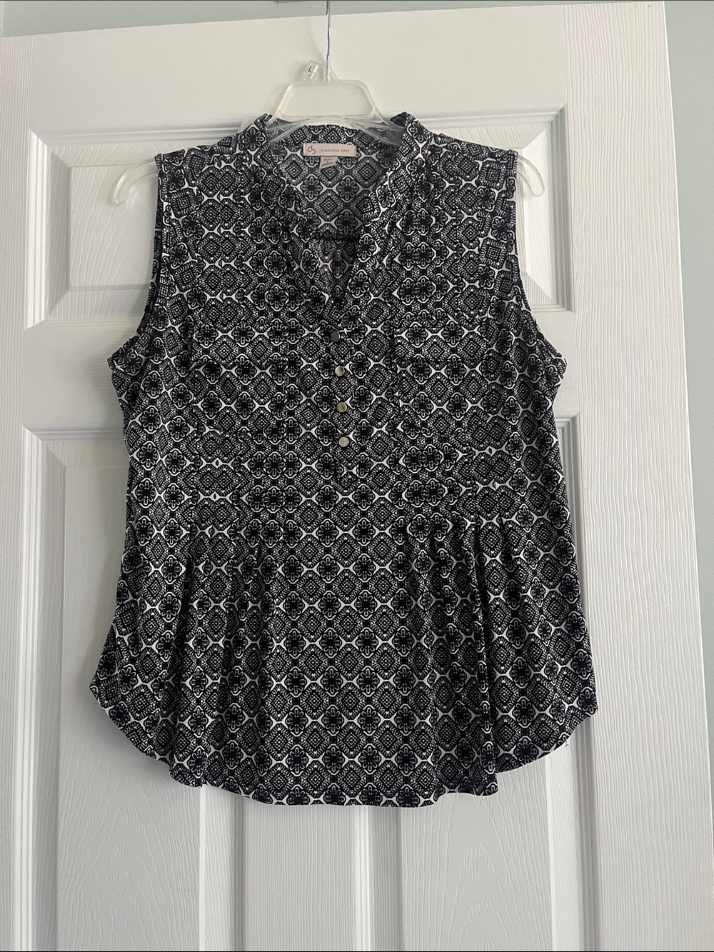 Dress Barn Black & White Sleeveless Printed Peplum Top